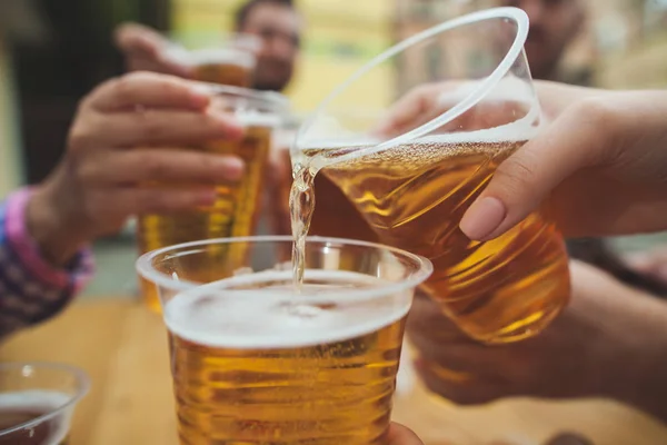 Gruppen av vänner njuter utomhus baren — Stockfoto