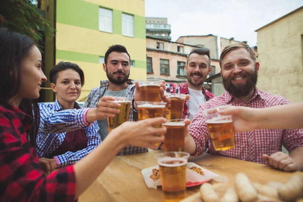 Skupina přátel, vychutnat si drink na venkovní bar — Stock fotografie