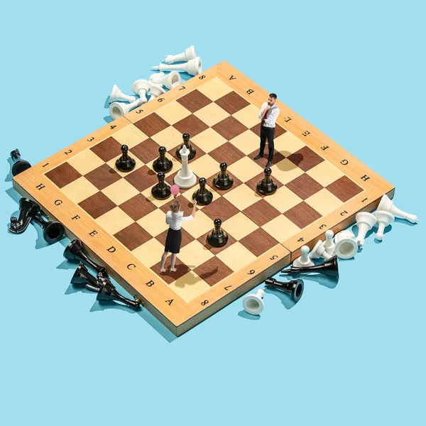 Επιχειρηματική ιδέα λήψης αποφάσεων. Μινιατούρα άτομα: μικρός επιχειρηματίας σχήμα στέκεται και το περπάτημα σε σκακιέρα με τα κομμάτια του σκακιού — Φωτογραφία Αρχείου