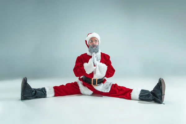 Un tipo buffo col cappello di Natale. Vacanze di Capodanno. Natale, x-mas, inverno, concetto di regali . — Foto Stock