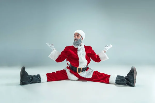 Lustiger Typ mit Weihnachtsmütze. Neujahrsferien. Weihnachten, Weihnachten, Winter, Geschenkkonzept. — Stockfoto