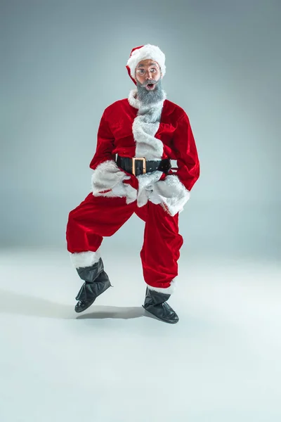 Un tipo gracioso con sombrero de navidad. Fiesta de Año Nuevo. Navidad, x-mas, invierno, concepto de regalos . — Foto de Stock