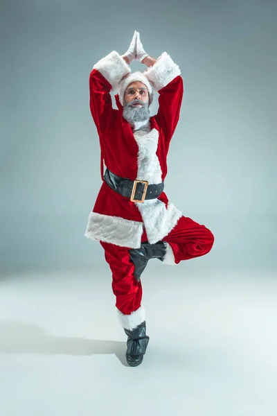 Un tipo gracioso con sombrero de navidad. Fiesta de Año Nuevo. Navidad, x-mas, invierno, concepto de regalos . — Foto de Stock