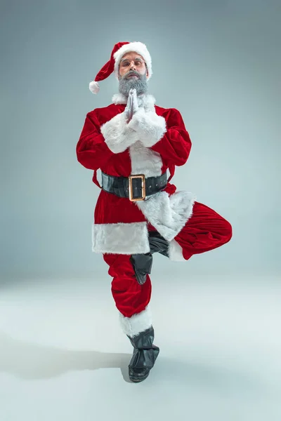 Un tipo gracioso con sombrero de navidad. Fiesta de Año Nuevo. Navidad, x-mas, invierno, concepto de regalos . — Foto de Stock