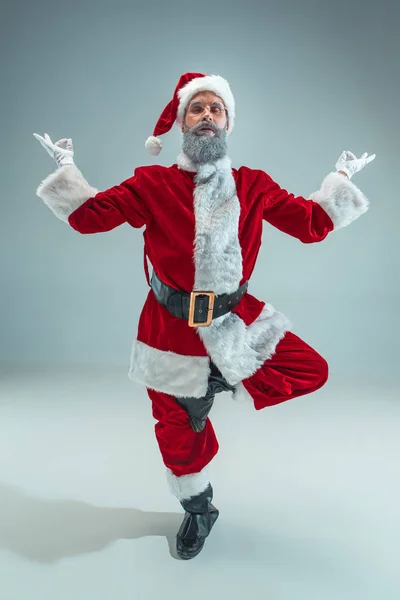 크리스마스 모자에 재미 있는 남자. 새 해 휴일입니다. 크리스마스, 엑스-마스, 겨울, 선물 개념. — 스톡 사진