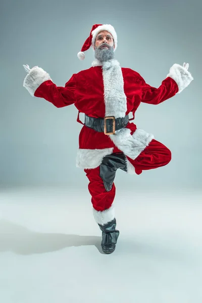 Lustiger Typ mit Weihnachtsmütze. Neujahrsferien. Weihnachten, Weihnachten, Winter, Geschenkkonzept. — Stockfoto