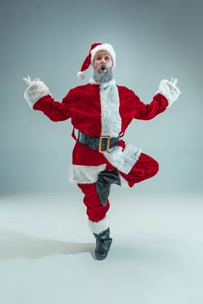 Zabawny facet w Boże Narodzenie kapelusz. Nowy rok wakacje. Boże Narodzenie x-mas, zima, koncepcja prezenty. — Zdjęcie stockowe