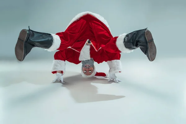 Un tipo gracioso con sombrero de navidad. Fiesta de Año Nuevo. Navidad, x-mas, invierno, concepto de regalos . — Foto de Stock