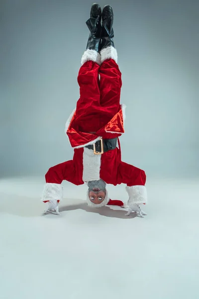 Lustiger Typ mit Weihnachtsmütze. Neujahrsferien. Weihnachten, Weihnachten, Winter, Geschenkkonzept. — Stockfoto