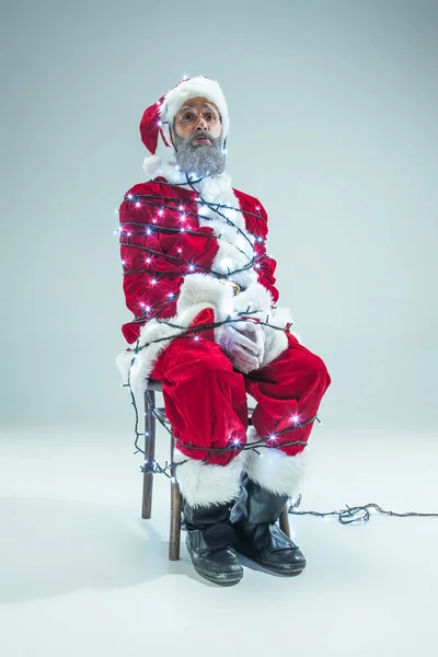 Un tipo gracioso con sombrero de navidad. Fiesta de Año Nuevo. Navidad, x-mas, invierno, concepto de regalos . — Foto de Stock