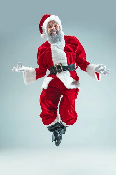 Vicces fickó karácsonyi kalapban. Újévi ünnep. Karácsony, karácsonyi, téli, ajándékok koncepció. — Stock Fotó