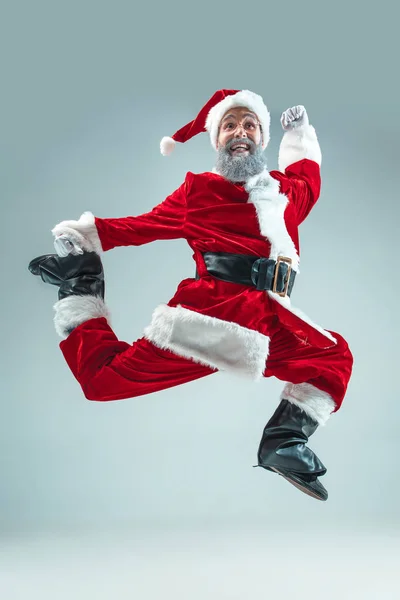 Un tipo gracioso con sombrero de navidad. Fiesta de Año Nuevo. Navidad, x-mas, invierno, concepto de regalos . — Foto de Stock