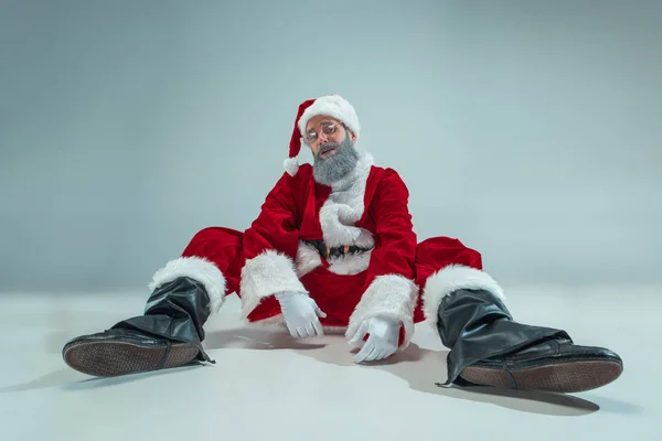 Lustiger Typ mit Weihnachtsmütze. Neujahrsferien. Weihnachten, Weihnachten, Winter, Geschenkkonzept. — Stockfoto