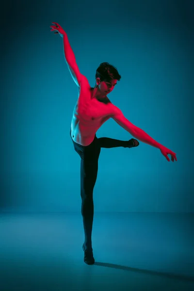 De mannelijke atletische balletdanser uitvoeren van dans op blauwe achtergrond. Studio opname. Ballet concept. Fitte jongeman. Kaukasische model — Stockfoto