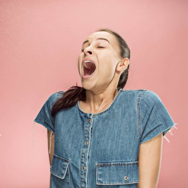 Genç kadın stüdyo portre hapşırma,