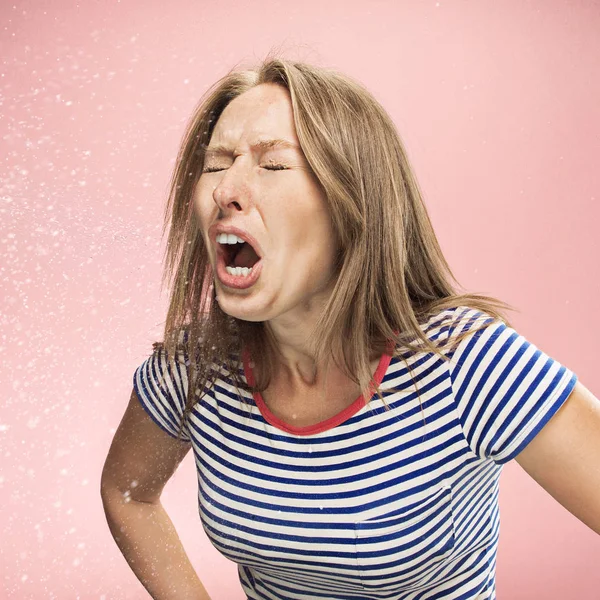 Junge Frau niest, Studioporträt — Stockfoto