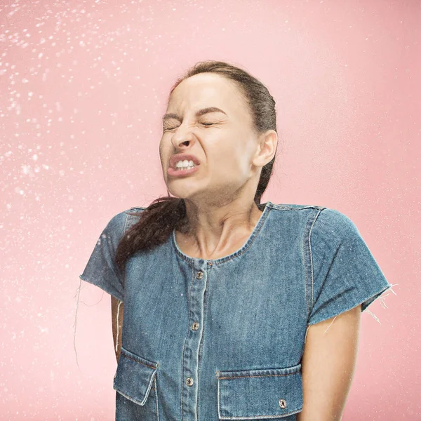 Jovem mulher espirrando, retrato de estúdio — Fotografia de Stock
