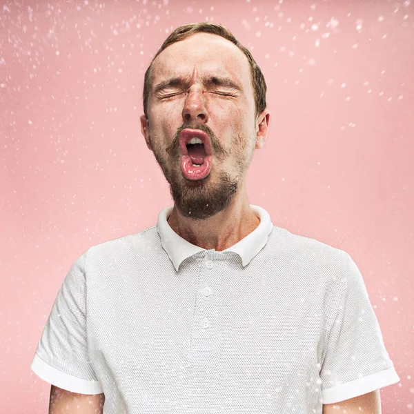 Homem Bonito Engraçado Novo Com Barba Bigode Espirrando Com Spray — Fotografia de Stock