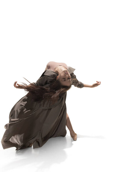 Красивая стройная молодая танцовщица современного джаза
