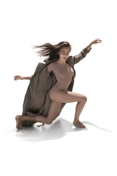 Красивая стройная молодая танцовщица современного джаза — стоковое фото