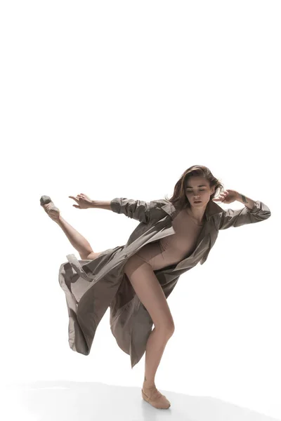 Belle jeune danseuse de ballet moderne jazz féminin mince de style contemporain — Photo