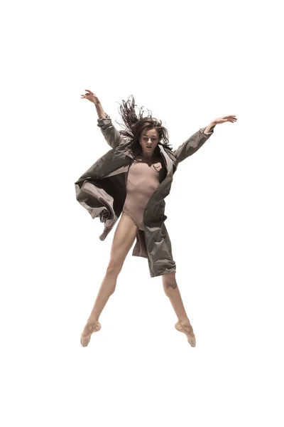 美丽苗条的年轻女性现代爵士乐当代风格芭蕾舞演员在剪影穿着米色长斗篷隔绝在白色演播室背景 — 图库照片