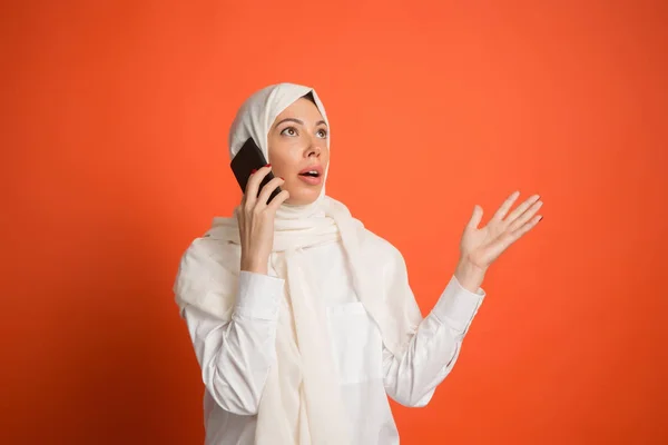 Gelukkig Arabische vrouw in hijab. Portret van lachende meisje, die zich voordeed bij studio achtergrond — Stockfoto