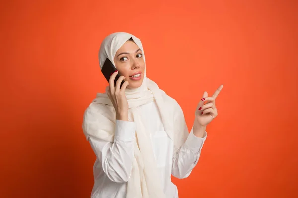 Mulher árabe feliz no hijab. Retrato de menina sorridente, posando no fundo do estúdio — Fotografia de Stock