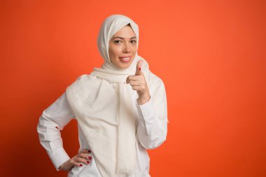 Hijab mutlu Arap kadın. Studio geçmiş vasıl poz gülümseyen kız portresi