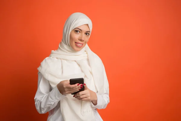 Mulher árabe feliz no hijab. Retrato de menina sorridente, posando no fundo do estúdio — Fotografia de Stock