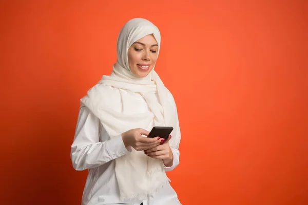 Счастливая арабская женщина в хиджабе. Портрет улыбающейся девушки, позирующей на фоне студии — стоковое фото