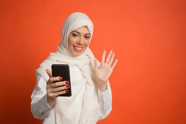 Mulher árabe feliz no hijab. Retrato de menina sorridente, posando no fundo do estúdio — Fotografia de Stock