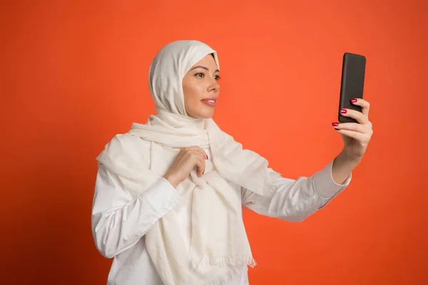 Mulher árabe feliz no hijab. Retrato de menina sorridente, posando no fundo do estúdio — Fotografia de Stock