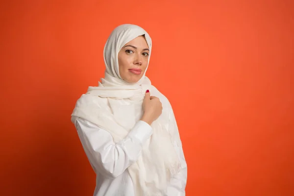 Lycklig arabisk kvinna i hijab. Porträtt av leende flicka, poserar på studio bakgrund — Stockfoto