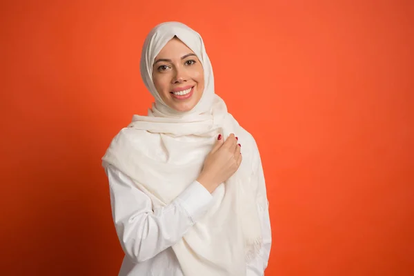 Щаслива арабська жінка в хіджабі. Портрет усміхненої дівчини, позує на фоні студії — стокове фото