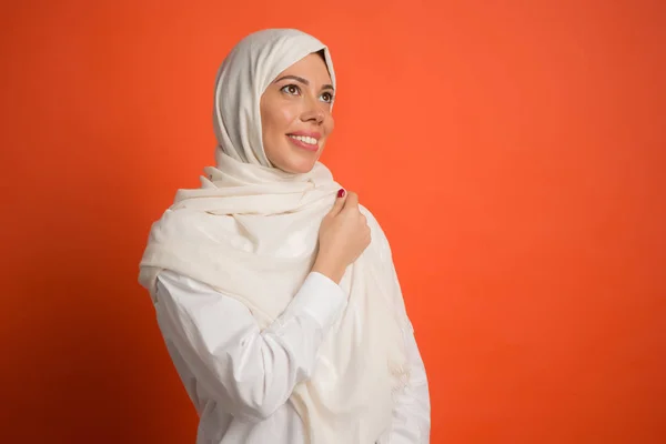 Lycklig arabisk kvinna i hijab. Porträtt av leende flicka, poserar på studio bakgrund — Stockfoto