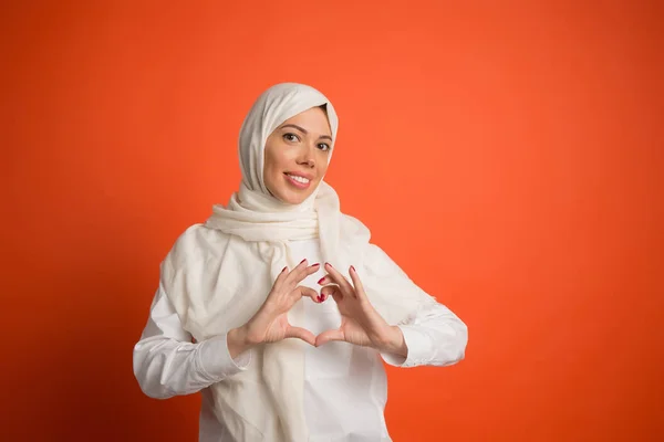 Felice araba in hijab. Ritratto di ragazza sorridente, posa sullo sfondo dello studio — Foto Stock