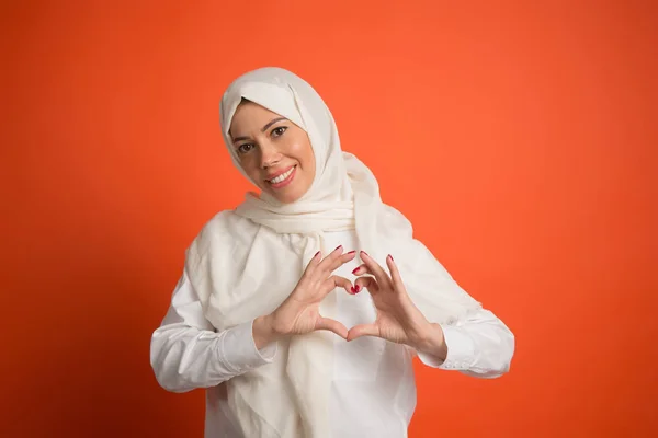Hijab mutlu Arap kadın. Studio geçmiş vasıl poz gülümseyen kız portresi — Stok fotoğraf
