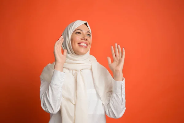 Щаслива арабська жінка в хіджабі. Портрет усміхненої дівчини, позує на фоні студії — стокове фото
