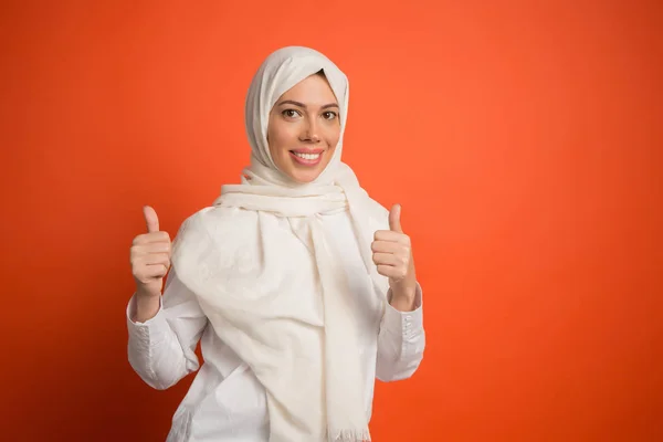 Mulher árabe feliz no hijab. Retrato de menina sorridente, posando no fundo do estúdio — Fotografia de Stock