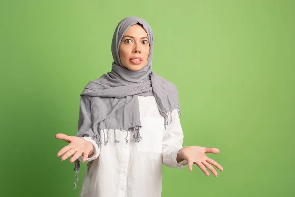 Argumenta, discute el concepto. mujer árabe en hiyab. Retrato de chica, posando en el fondo del estudio —  Fotos de Stock