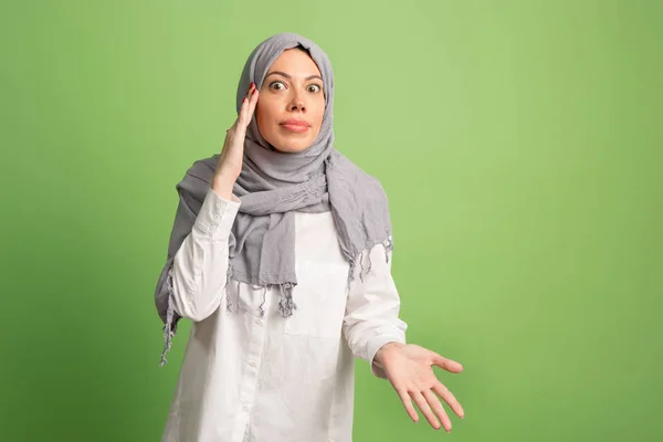 Argumenta, discute el concepto. mujer árabe en hiyab. Retrato de chica, posando en el fondo del estudio —  Fotos de Stock