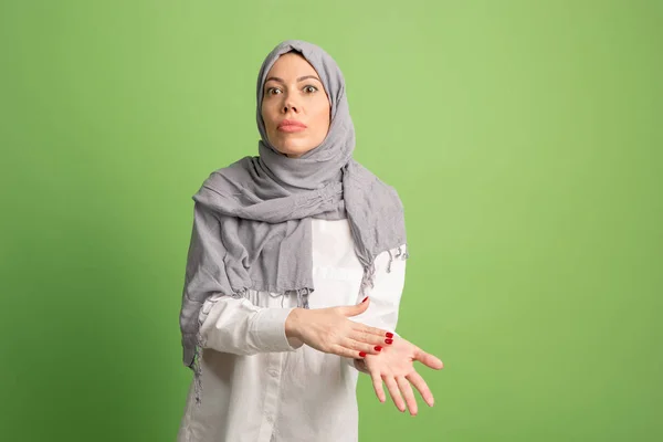 Argomento, argomentazione. donna araba in hijab. Ritratto di ragazza, posa sullo sfondo dello studio — Foto Stock