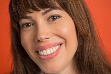 Genç güzel beyaz kızın yüzünü gözünü yakından