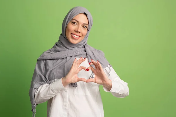 Felice araba in hijab. Ritratto di ragazza sorridente, posa sullo sfondo dello studio — Foto Stock