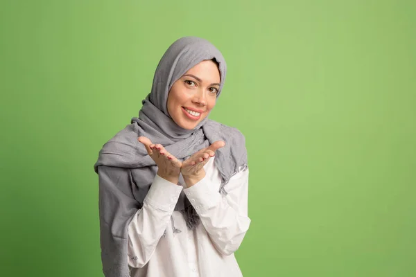 Mujer árabe feliz en hiyab. Retrato de chica sonriente, posando en el fondo del estudio —  Fotos de Stock