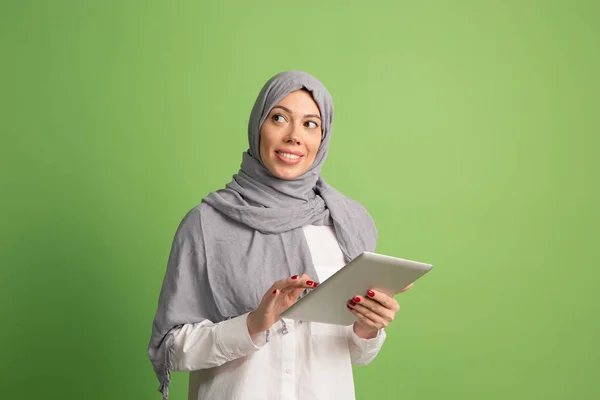 Hijab mutlu Arap kadın. Studio geçmiş vasıl poz gülümseyen kız portresi — Stok fotoğraf