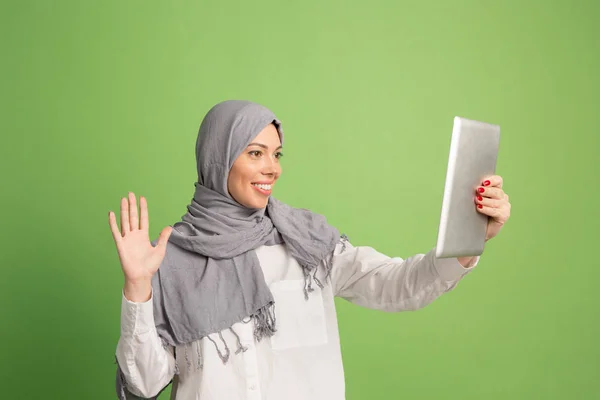 Mujer árabe feliz en hiyab. Retrato de chica sonriente, posando en el fondo del estudio —  Fotos de Stock