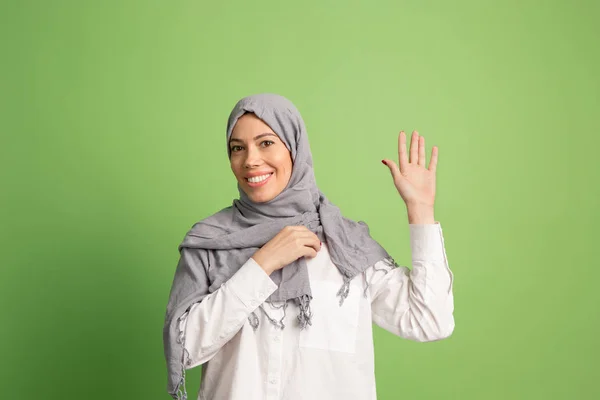 Mujer árabe feliz en hiyab. Retrato de chica sonriente, posando en el fondo del estudio —  Fotos de Stock