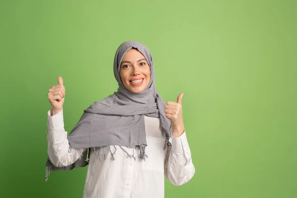 Mujer árabe feliz en hiyab. Retrato de chica sonriente, posando en el fondo del estudio —  Fotos de Stock